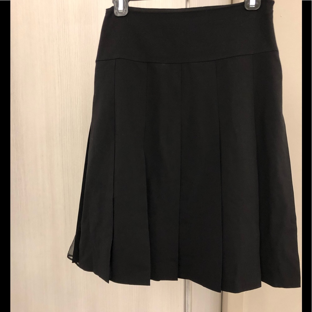 Classic flat pleated skirt, with silk inside